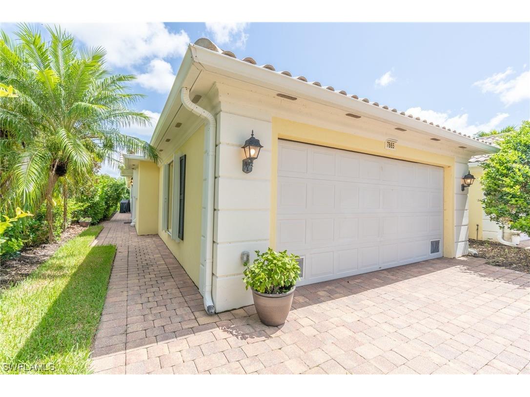 7865 Umberto Court Naples FL 34114 223053583 image1