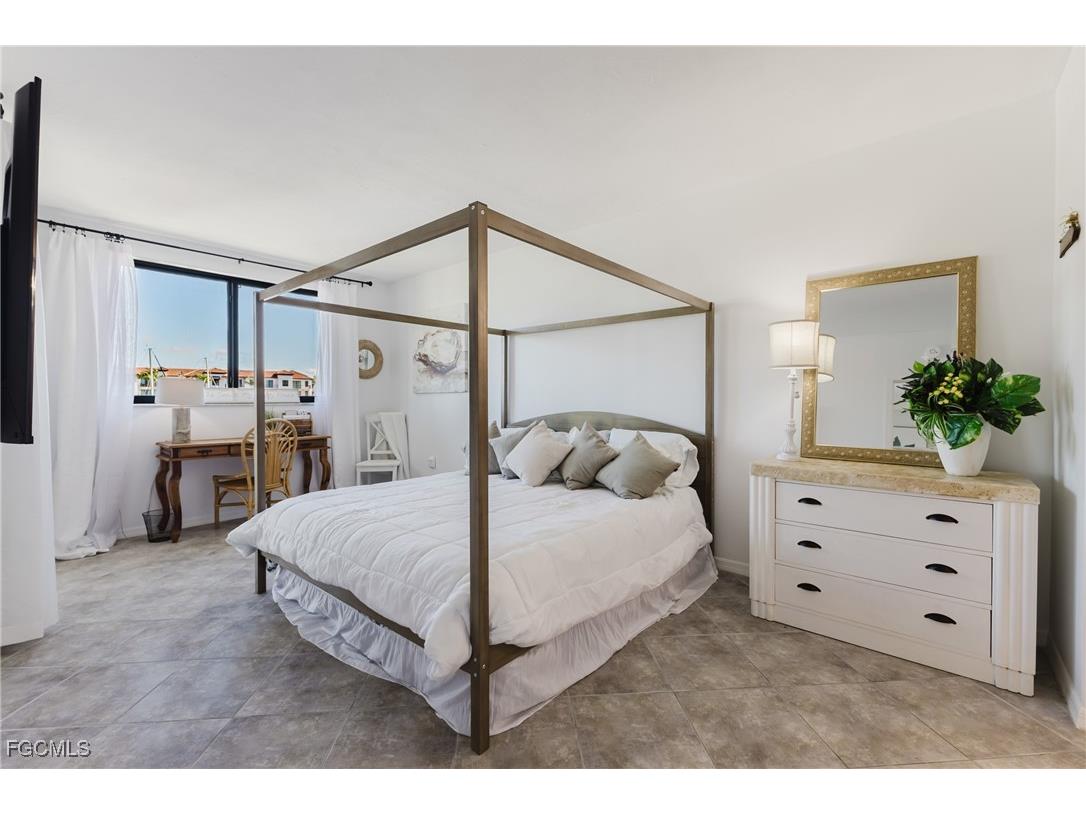 801 River Point Drive #102A Naples FL 34102 2025018135 image16