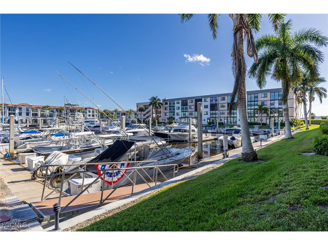 801 River Point Drive #102A Naples FL 34102 2025018135 image38