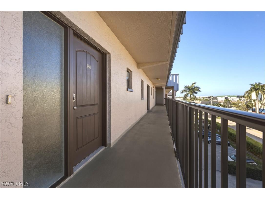 801 River Point Drive #303A Naples FL 34102 226011110 image2