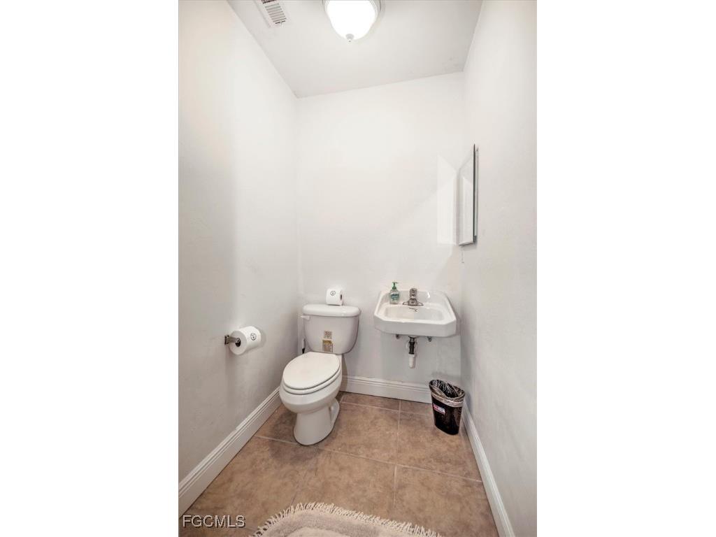 807 Montclaire Court Cape Coral FL 33904 2025026128 image24