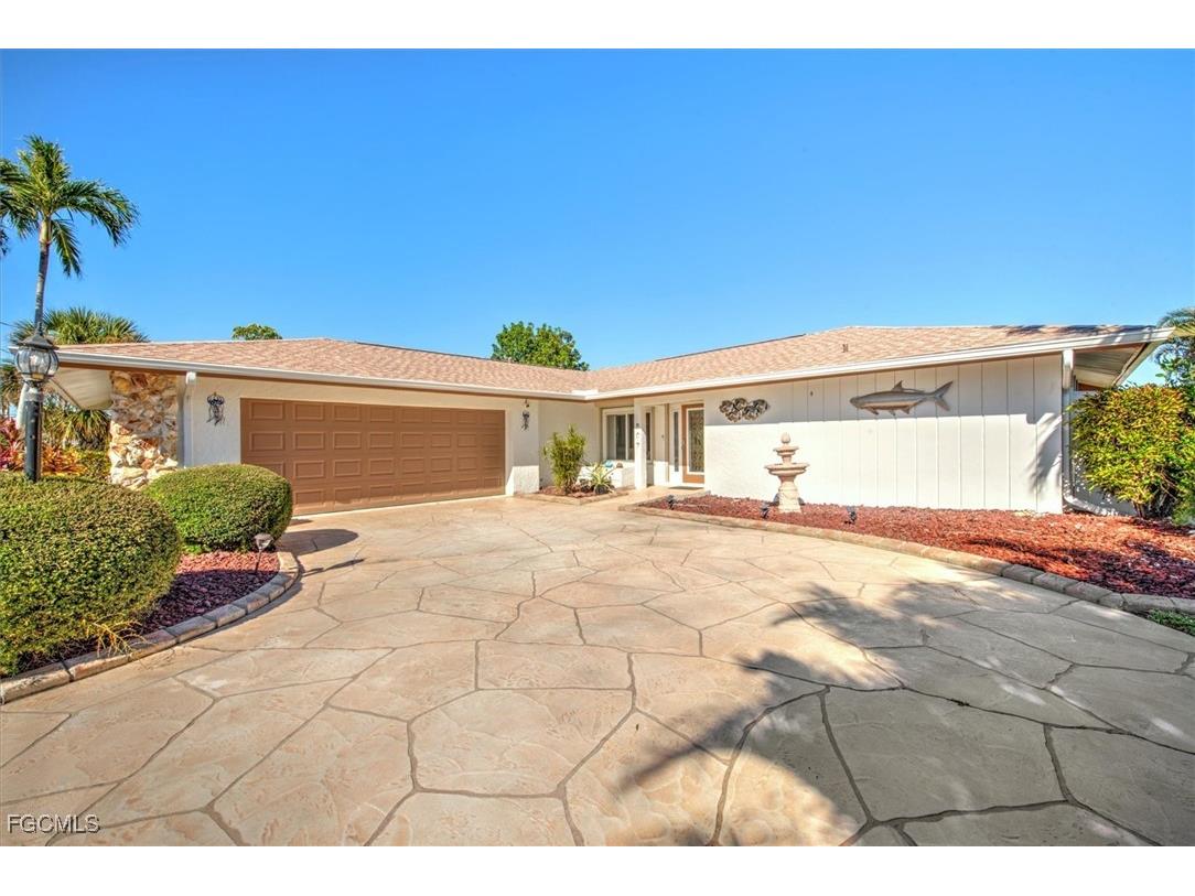 807 Montclaire Court Cape Coral FL 33904 2025026128 image5