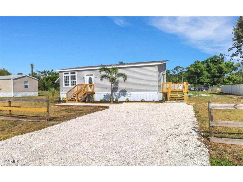 8093 Marx Drive North Fort Myers FL 33917 2026001931 image1