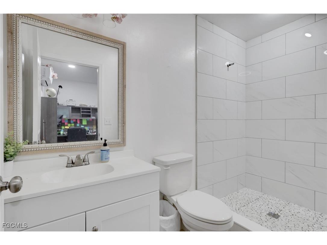 8117 Breeze Drive North Fort Myers FL 33917 2025020523 image29