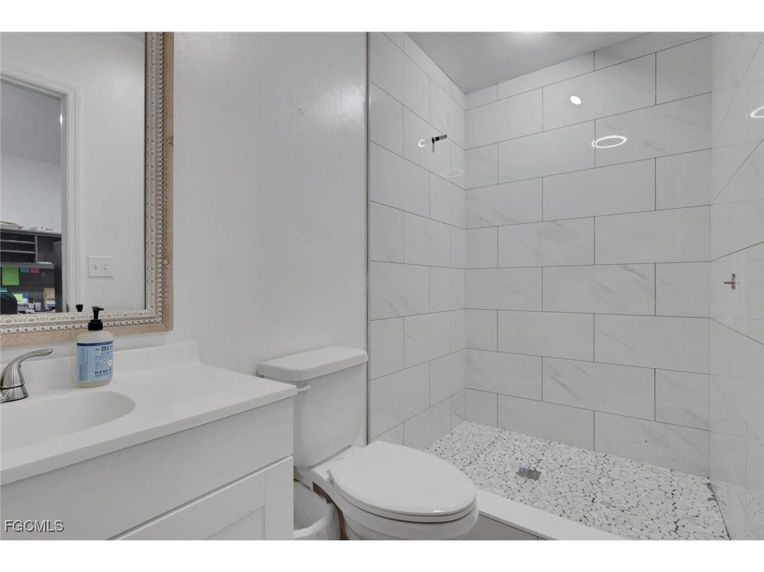 8117 Breeze Drive North Fort Myers FL 33917 2025020523 image30