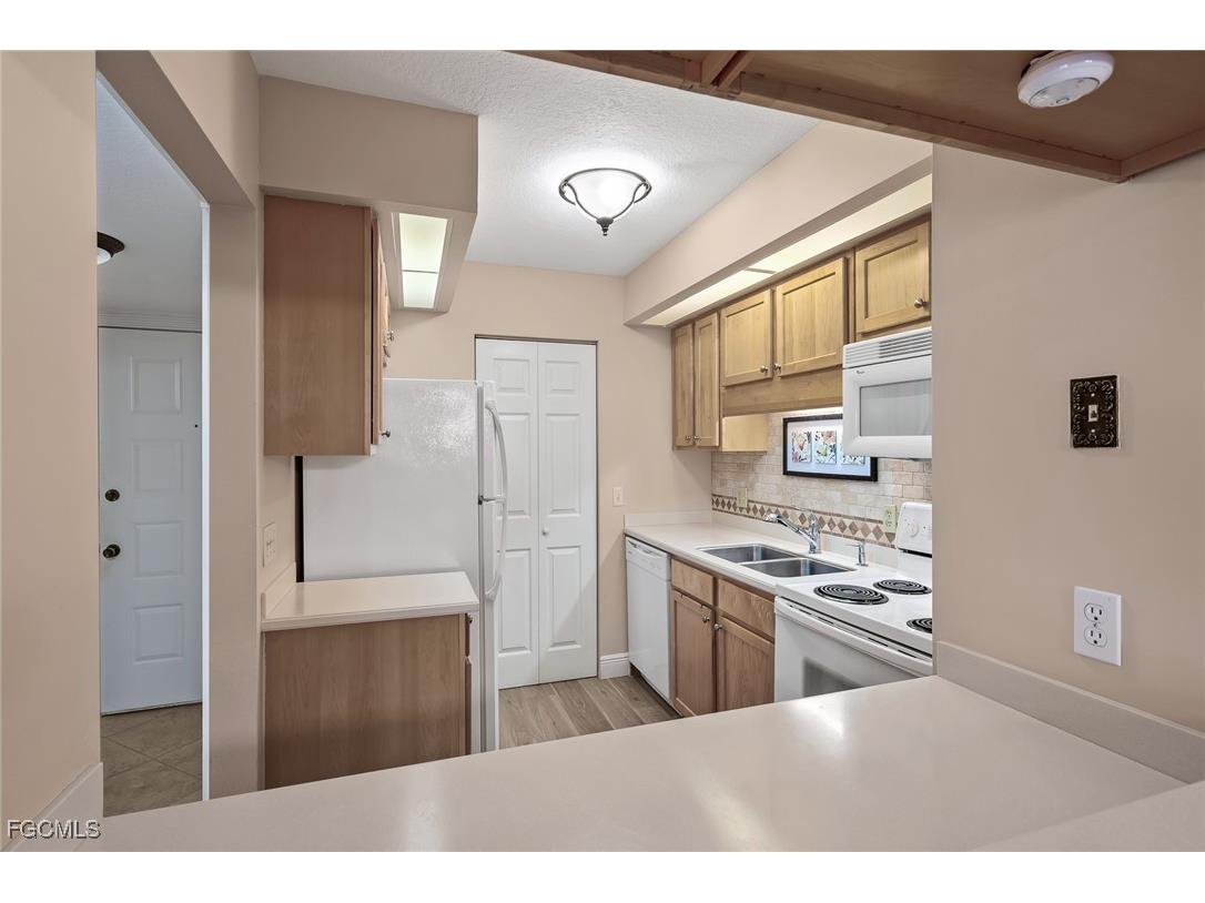 8121 S Woods Circle #8 Fort Myers FL 33919 2025025350 image10