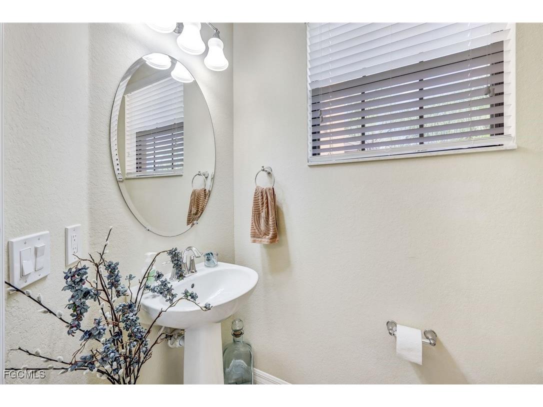 8121 Summerfield Street Fort Myers FL 33919 2025013745 image17