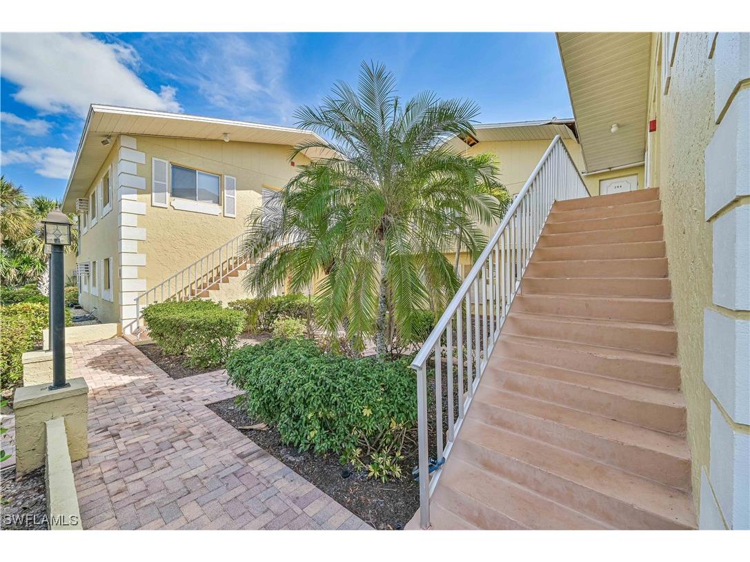 8135 Country Road #205 Fort Myers FL 33919 223016630 image1