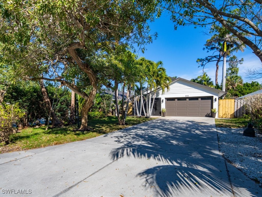 815 102nd Avenue N Naples FL 34108 225011256 image1