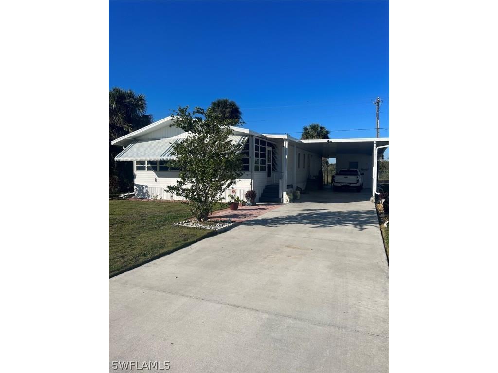 819 Yacht Club Way NW Moore Haven FL 33471 223010617 image1