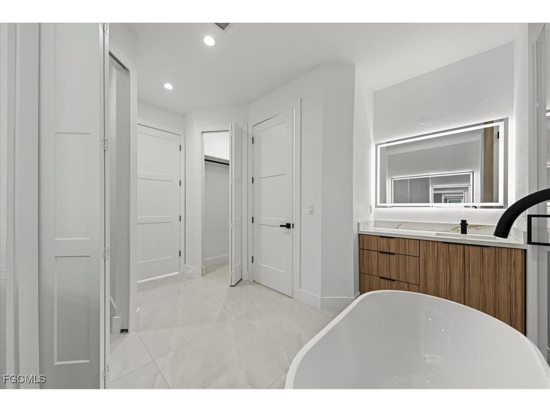 820 NW 9th Street Cape Coral FL 33993 2025014106 image16