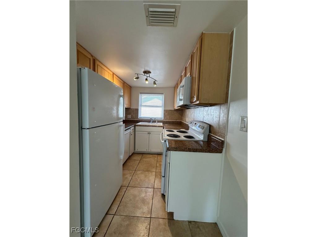 821 Courtington Lane #1 Fort Myers FL 33919 2025003433 image5