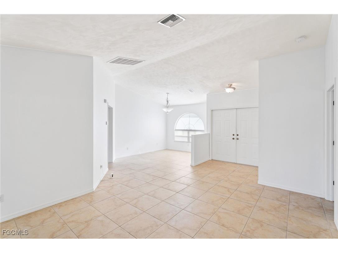 824 SE 3rd Place Cape Coral FL 33990 2025006610 image13