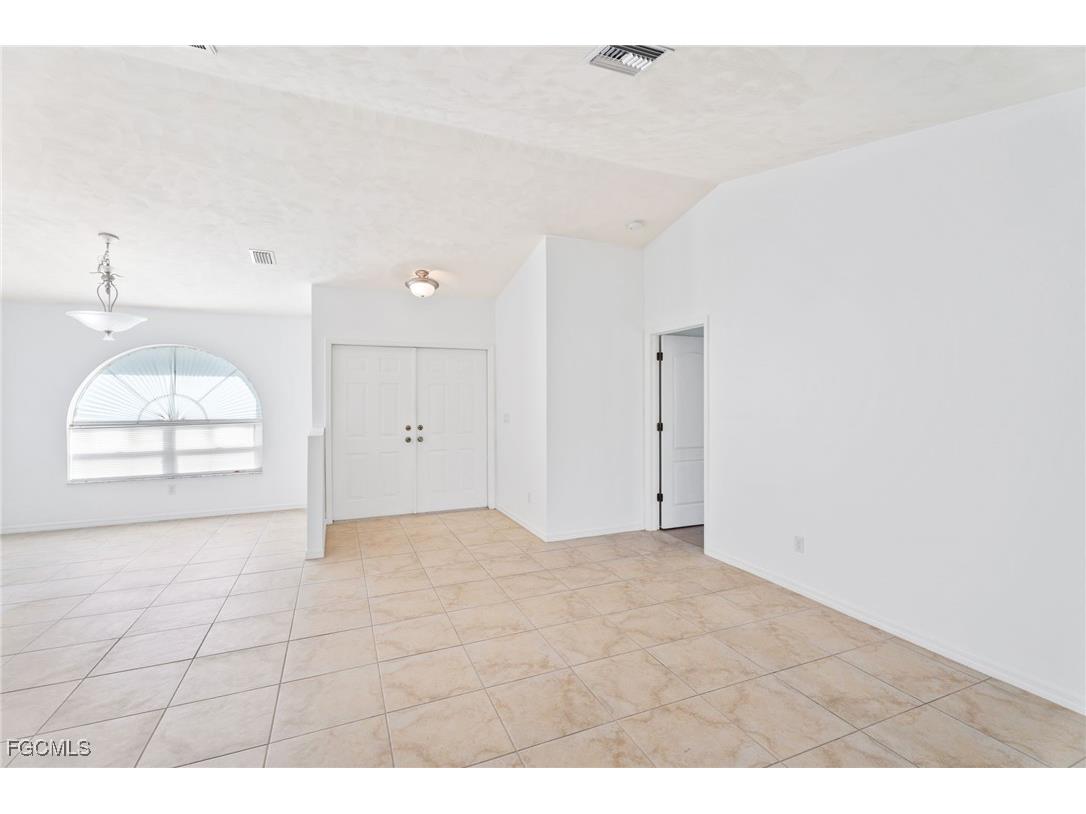 824 SE 3rd Place Cape Coral FL 33990 2025006610 image14