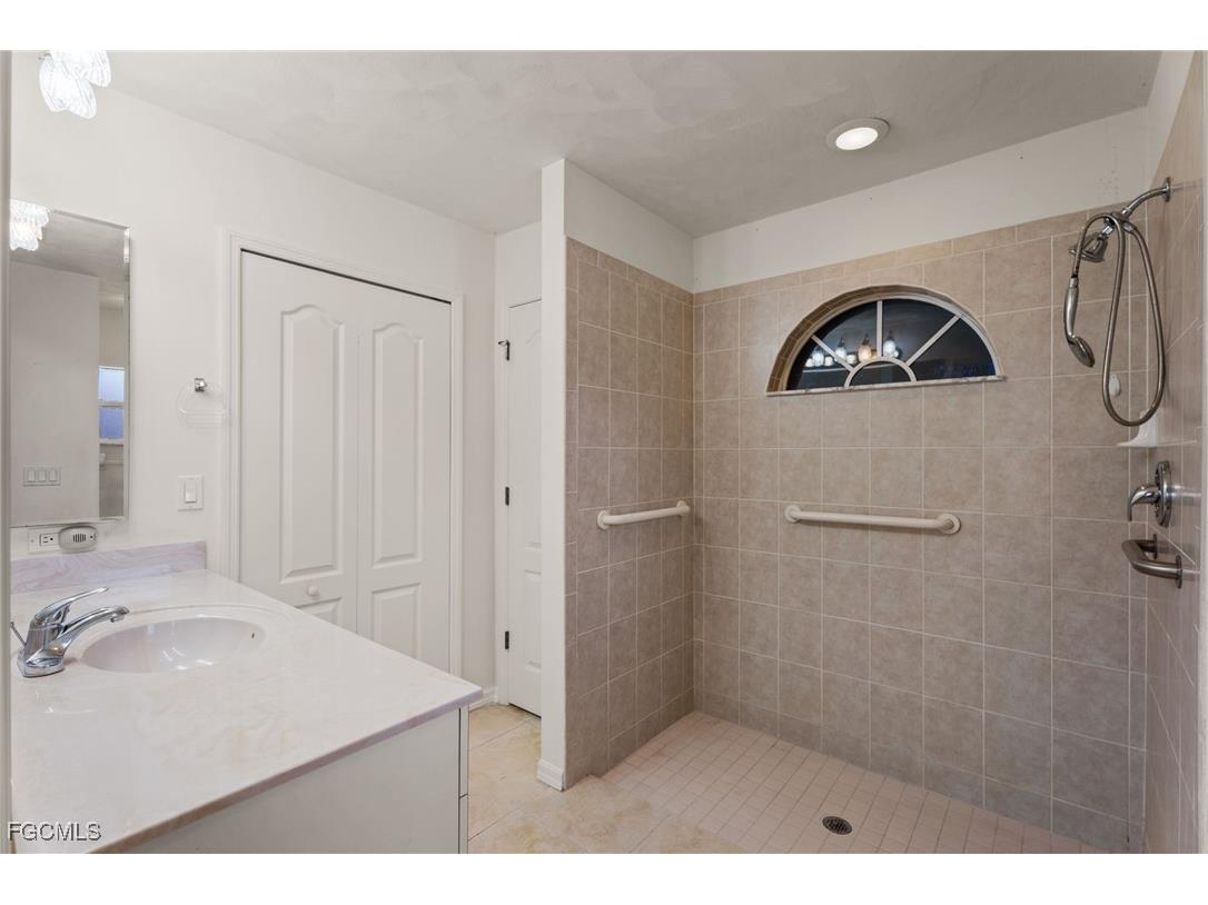 824 SE 3rd Place Cape Coral FL 33990 2025006610 image20