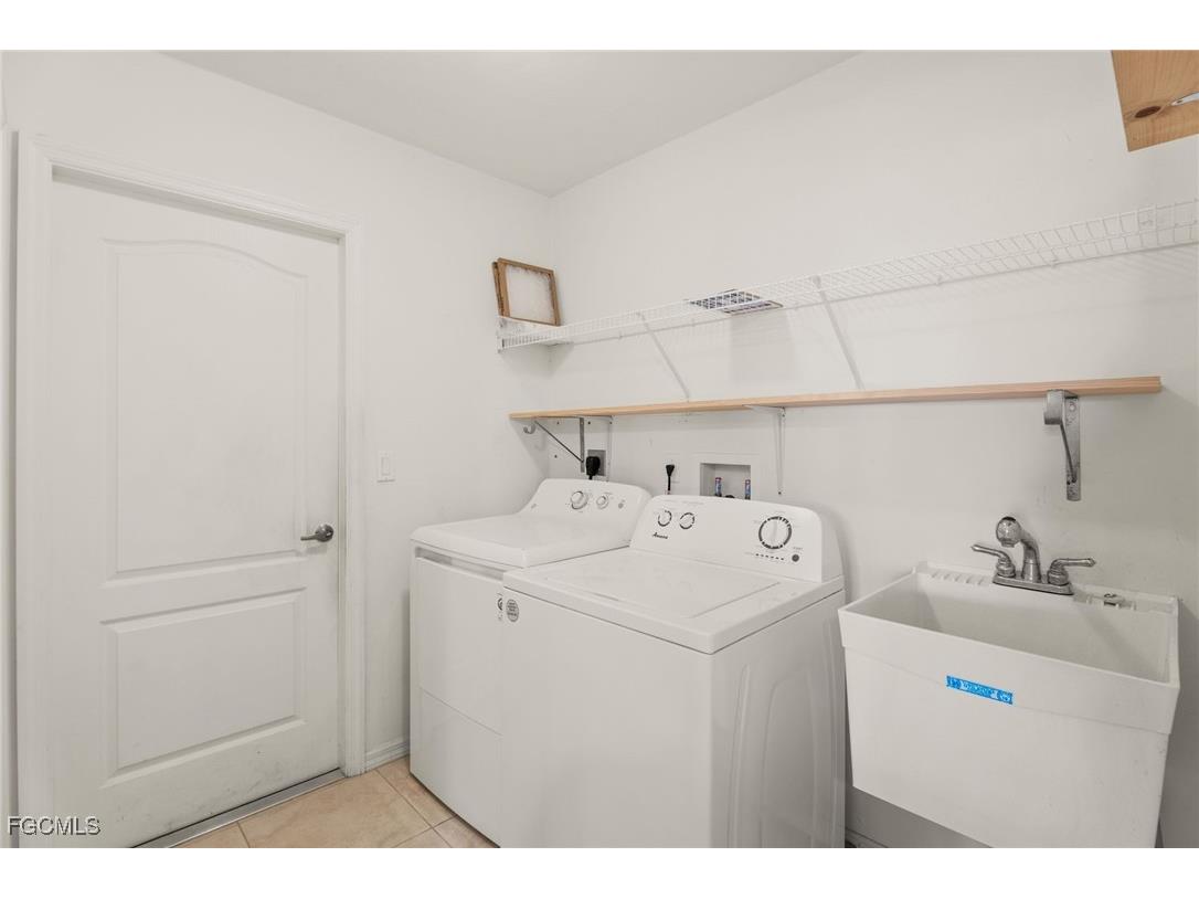 824 SE 3rd Place Cape Coral FL 33990 2025006610 image23