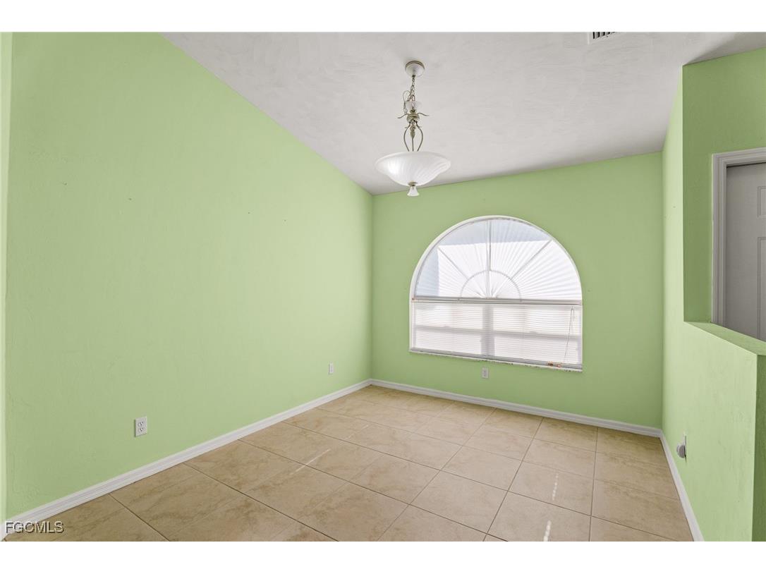 824 SE 3rd Place Cape Coral FL 33990 2025006610 image4