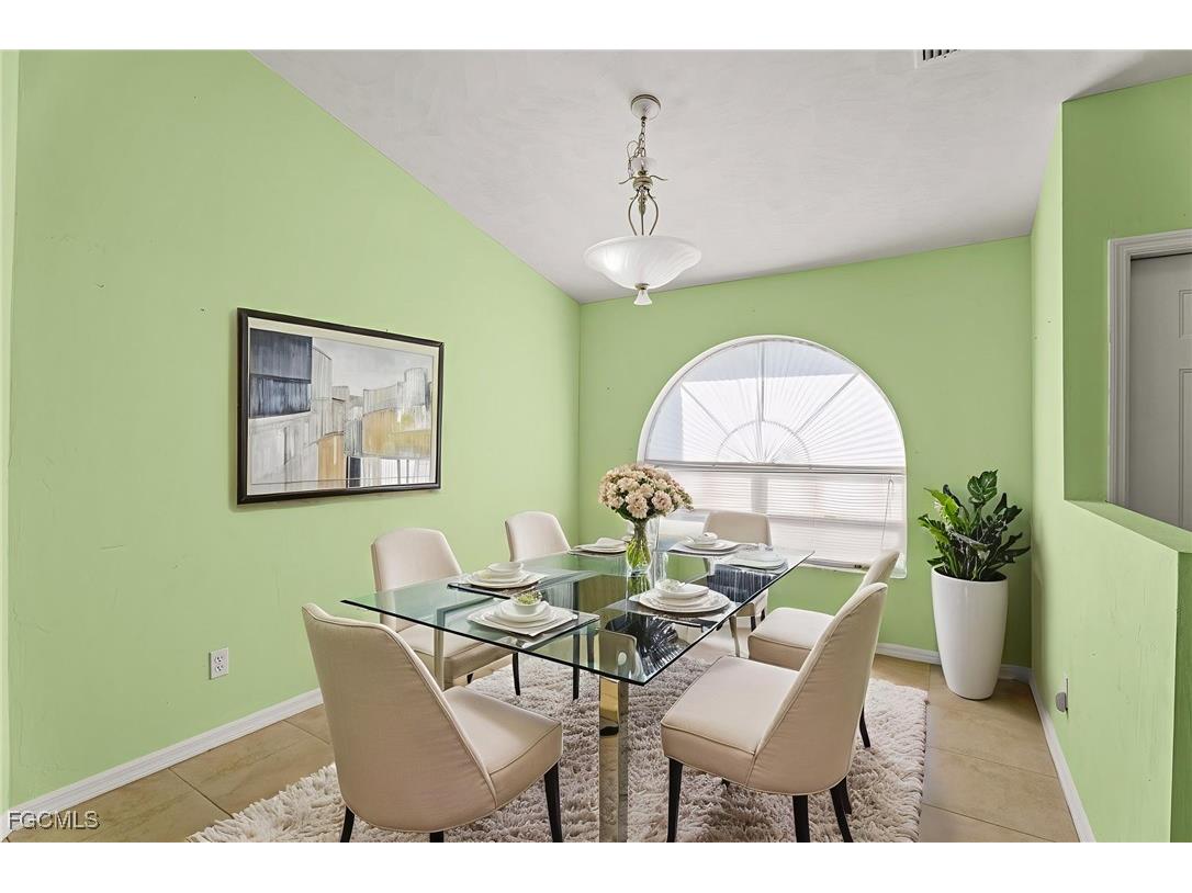 824 SE 3rd Place Cape Coral FL 33990 2025006610 image5