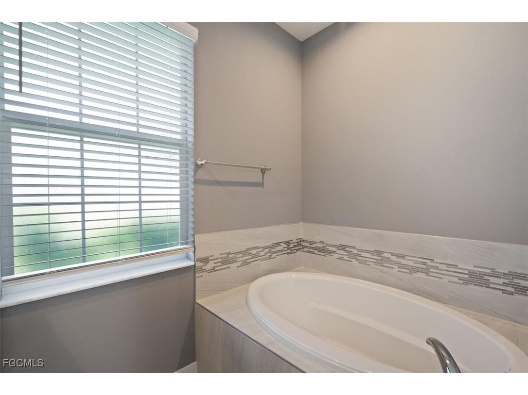 825 SE 5th Place Cape Coral FL 33990 2025025443 image11