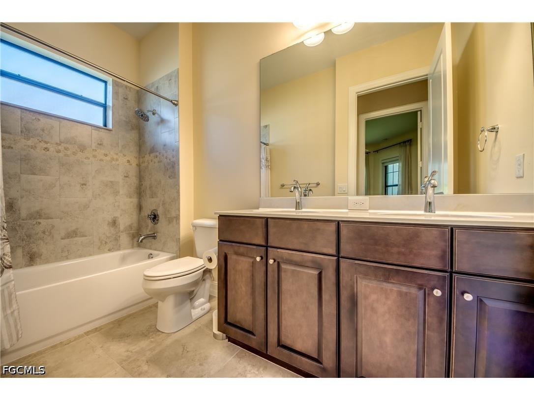 8260 Venetian Pointe Drive Fort Myers FL 33908 2026028592 image31