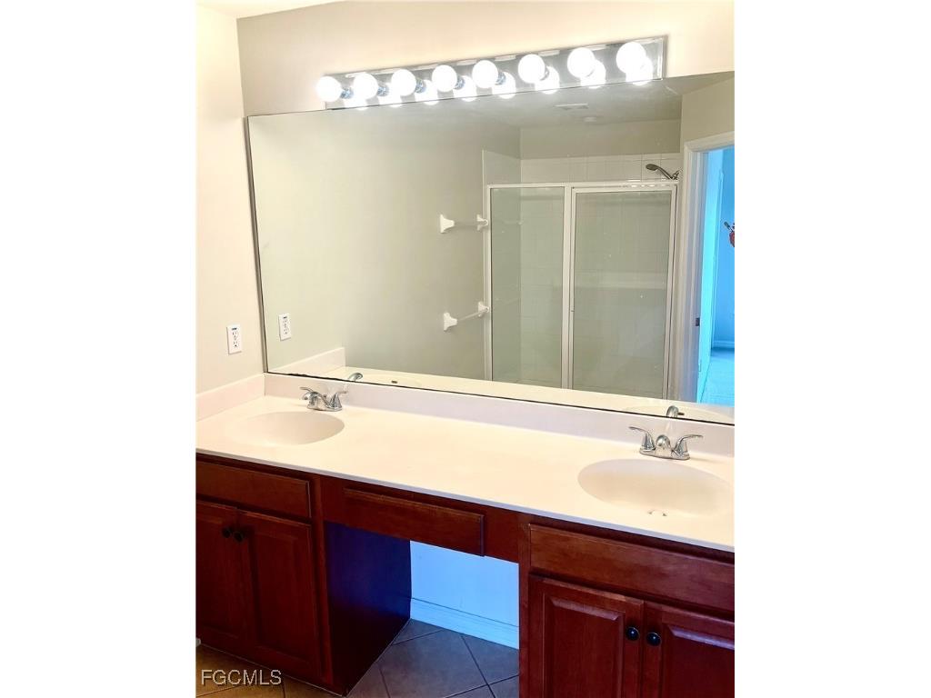 8361 Village Edge Circle #4 Fort Myers FL 33919 2025008492 image2