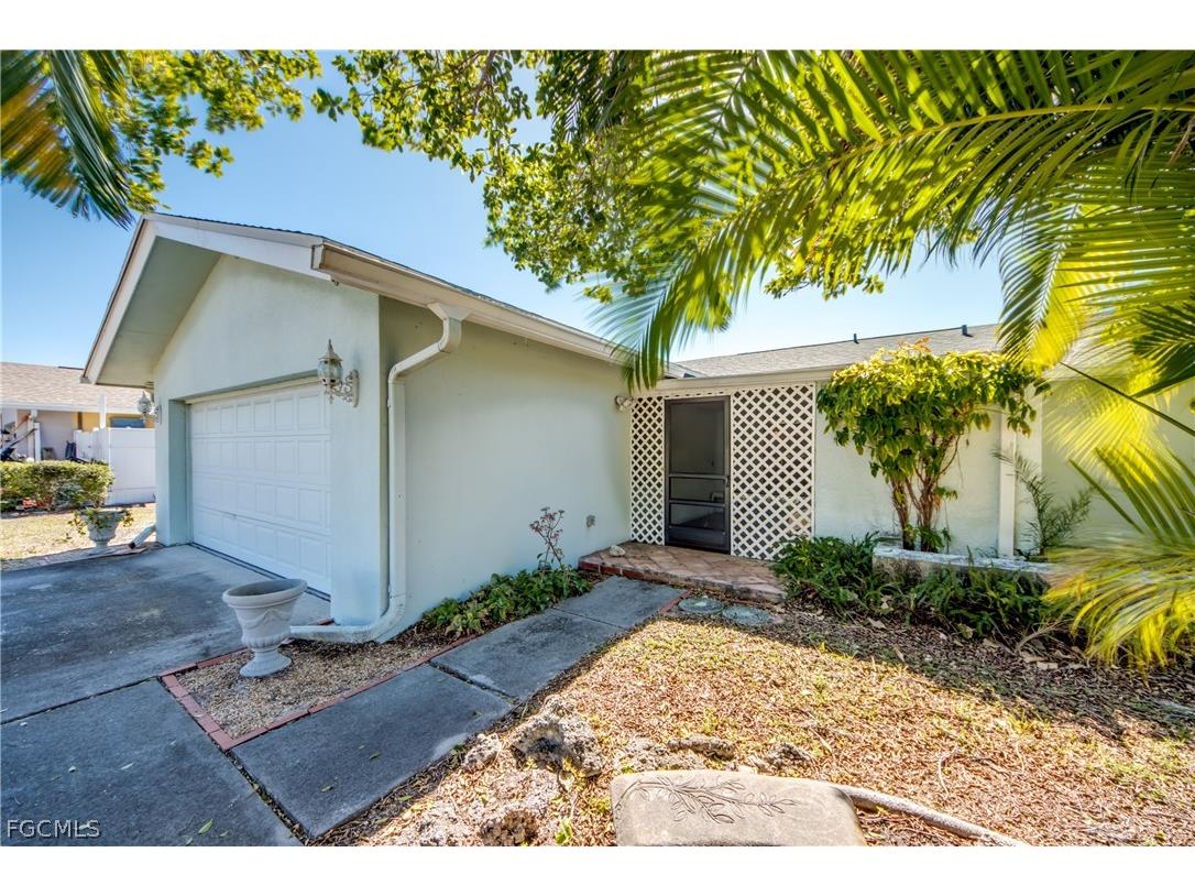 846 Xavier Avenue N Fort Myers FL 33919 2026006683 image1