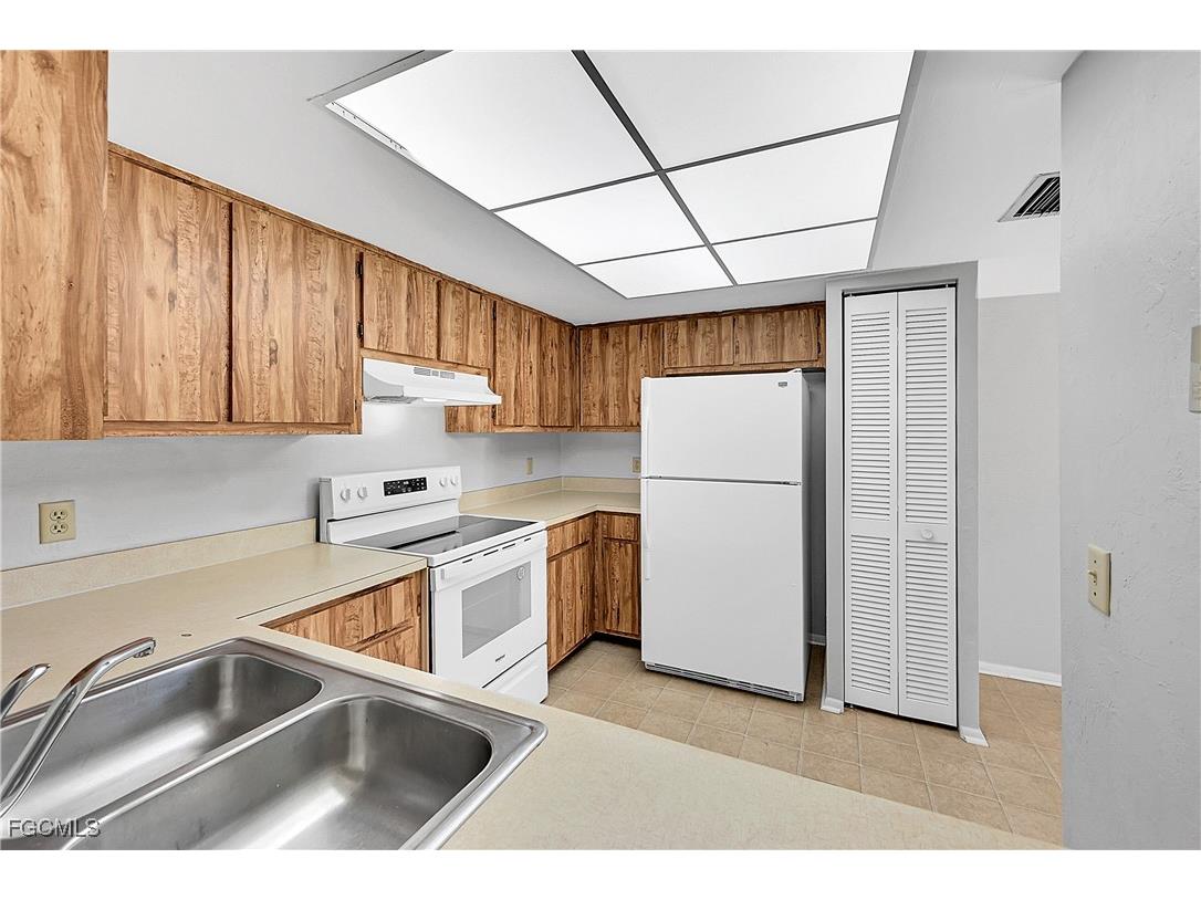 8474 Charter Club Circle #13 Fort Myers FL 33919 2025018844 image13