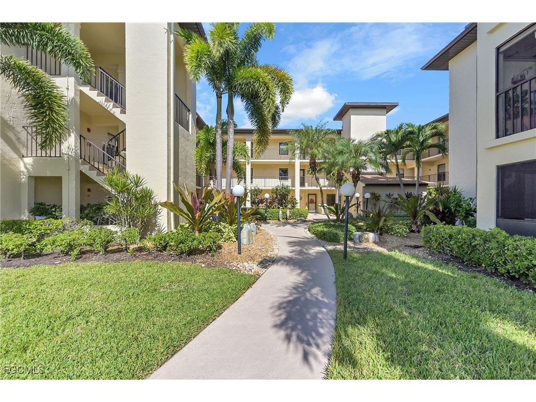 8474 Charter Club Circle #13 Fort Myers FL 33919 2025018844 image3