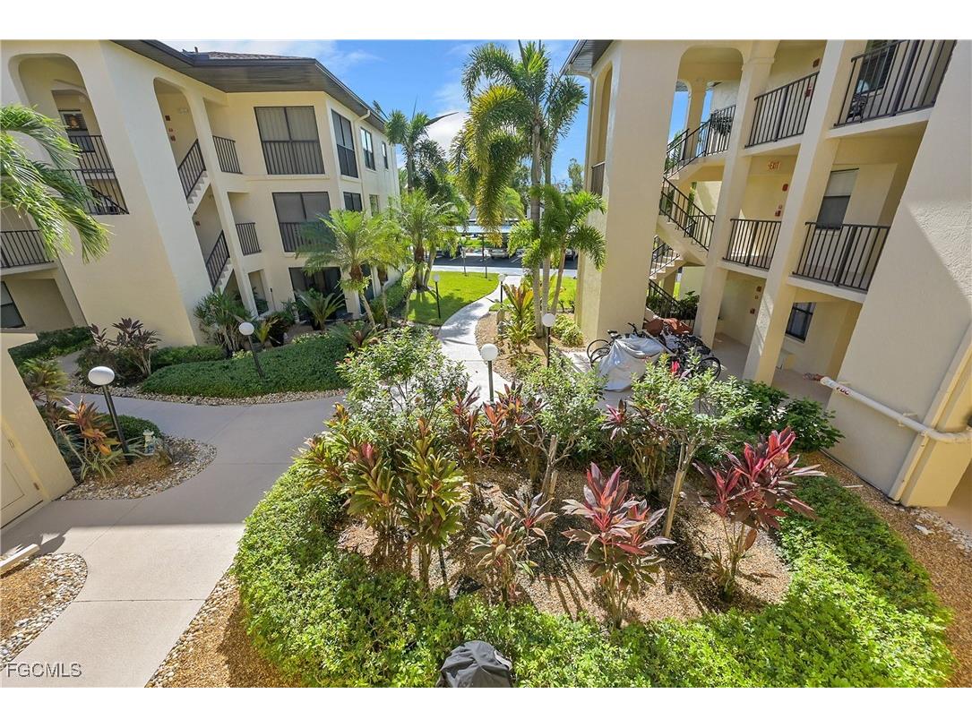 8474 Charter Club Circle #13 Fort Myers FL 33919 2025018844 image4