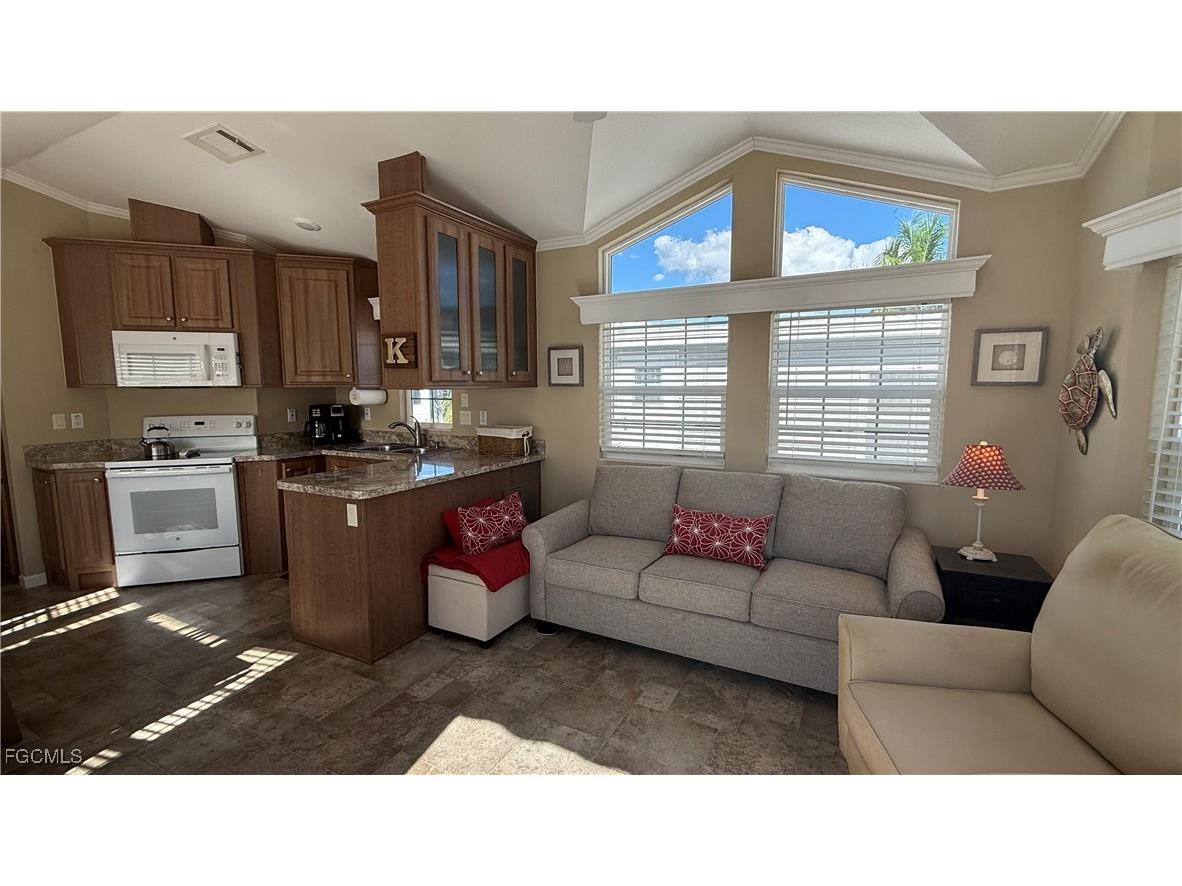 8539 Pepperwood Drive Estero FL 33928 2025015851 image10