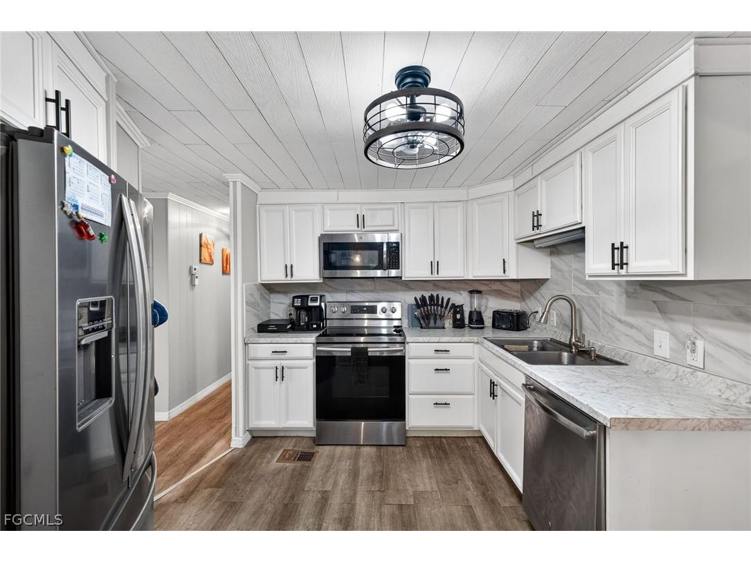 860 Moonlight Drive North Fort Myers FL 33917 2026013595 image2