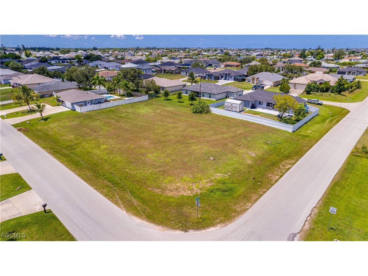 860 NE 7th Place Cape Coral FL 33909 2025008730 image1