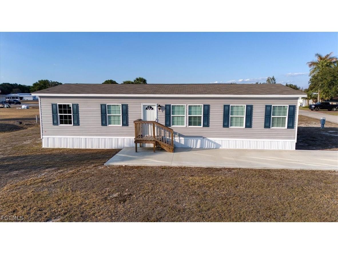 864 Yacht Club Way NW Moore Haven FL 33471 2026008587 image1