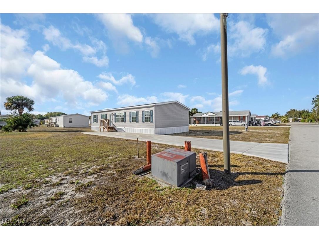 864 Yacht Club Way NW Moore Haven FL 33471 2026008587 image2