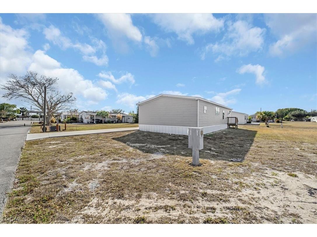 864 Yacht Club Way NW Moore Haven FL 33471 2026008587 image3