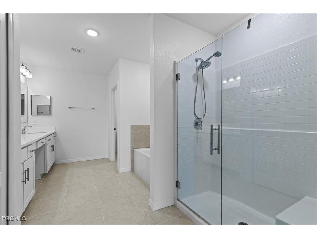 8750 Cascade Price Circle North Fort Myers FL 33917 2025008993 image6