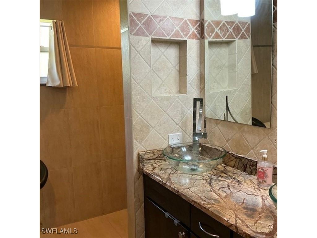 882 Bluebird Street Naples FL 34104 225077182 image5