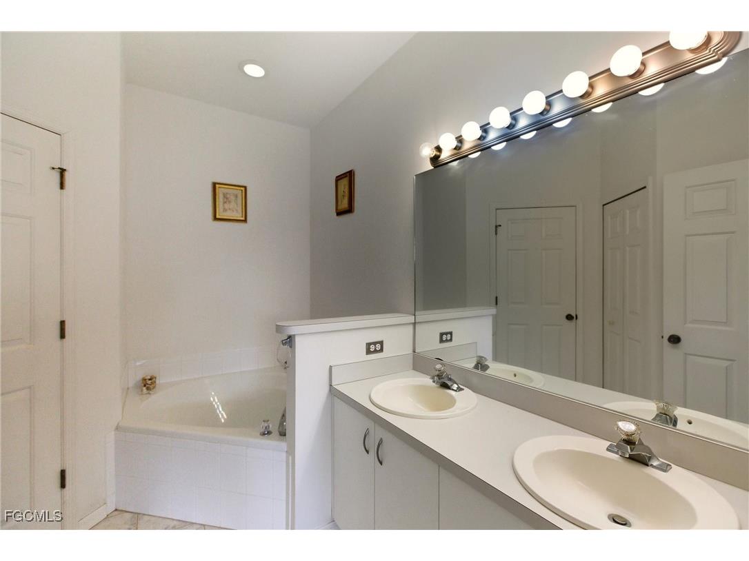 8821 Woodgate Manor Court Fort Myers FL 33908 2025021739 image29