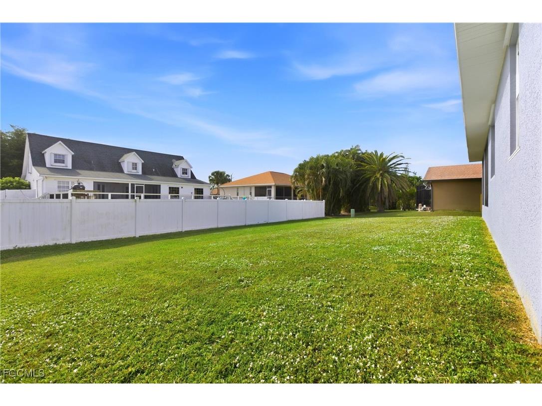 8821 Woodgate Manor Court Fort Myers FL 33908 2025021739 image38