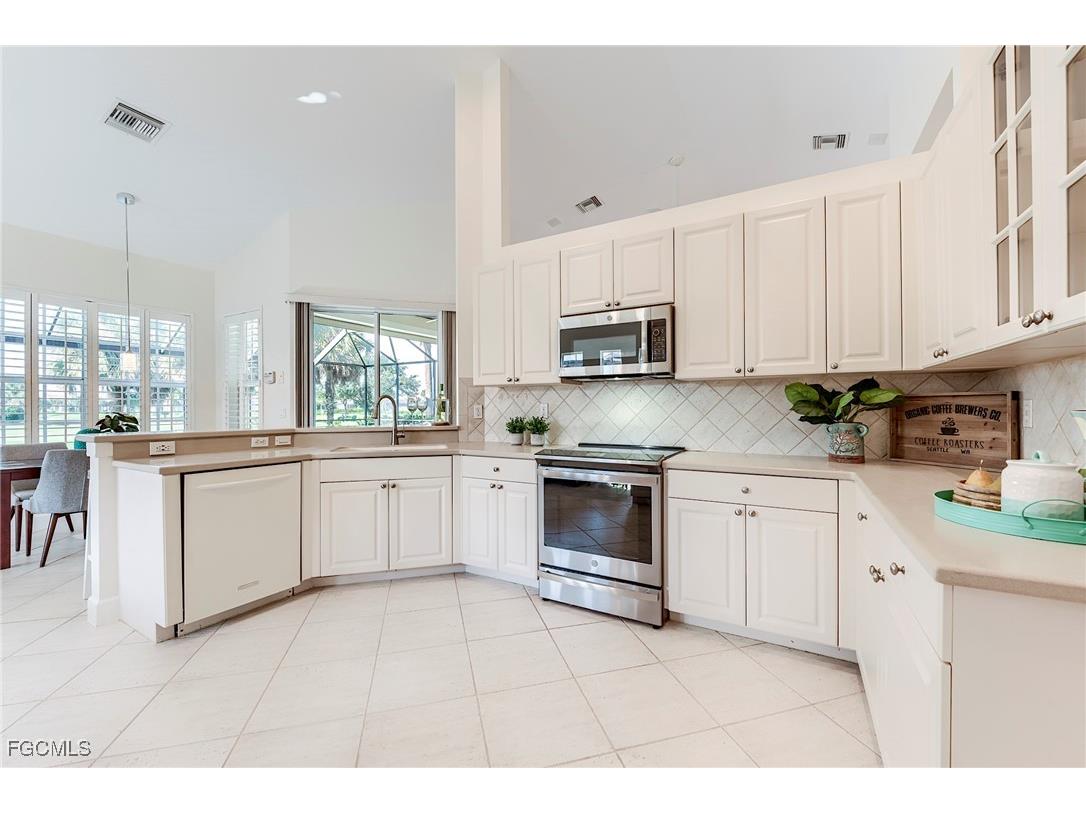 8865 New Castle Drive Fort Myers FL 33908 2025008442 image11