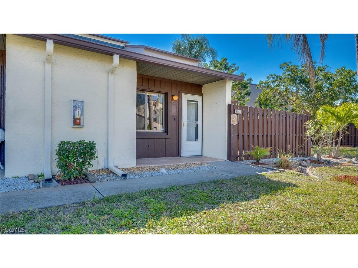 8867 Somerset Boulevard Fort Myers FL 33919 2026002537 image1