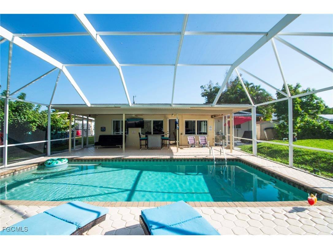 89 Glenmont Drive W North Fort Myers FL 33917 2025009490 image1