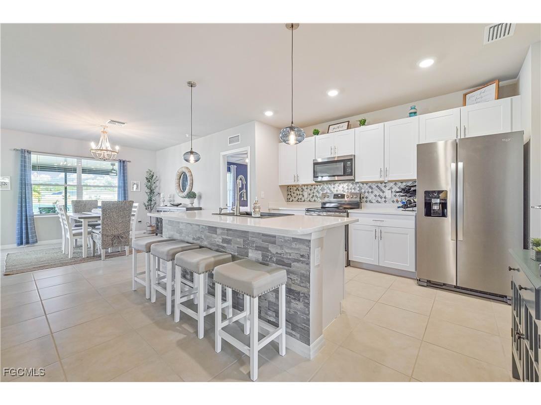 8908 Cascade Price Circle North Fort Myers FL 33917 2025005394 image14