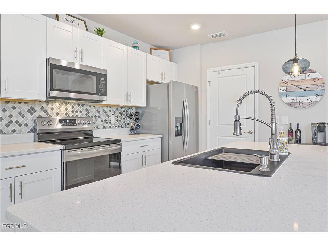 8908 Cascade Price Circle North Fort Myers FL 33917 2025005394 image16