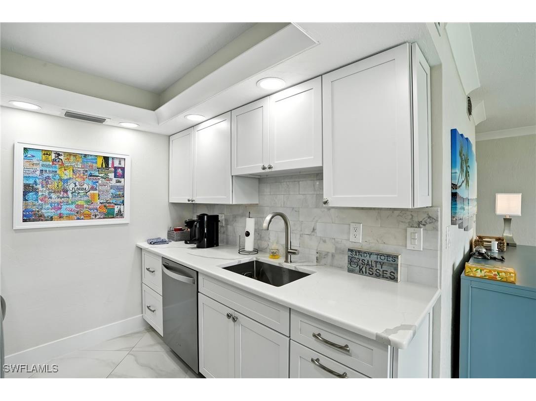 896 Buttonwood Drive #112 Fort Myers Beach FL 33931 225072479 image5