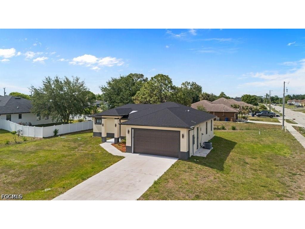 901 Sara Avenue N Lehigh Acres FL 33971 2026002991 image1
