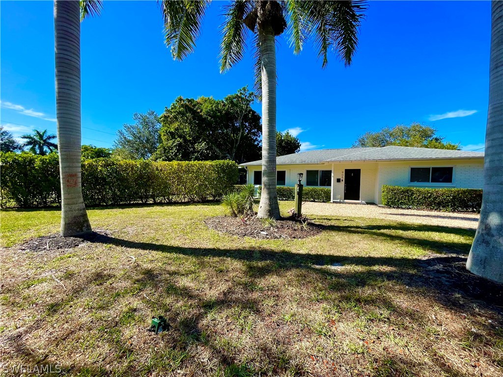 905 13th Street N Naples FL 34102 226010423 image1