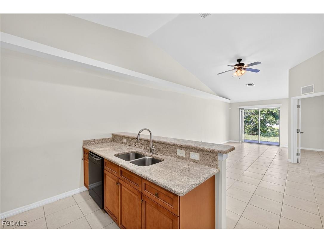 906/908 SE 6th Court Cape Coral FL 33990 2025008650 image6