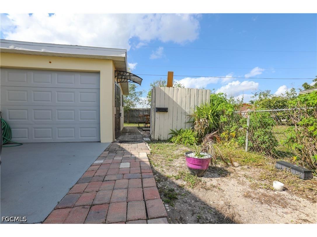 907 Laredo Avenue Lehigh Acres FL 33936 2026017635 image1