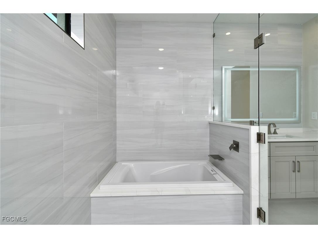 907 SW 15th Place Cape Coral FL 33991 2025021006 image17